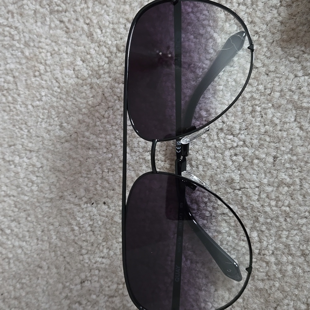 NWT BLK/Fade High Key Quay Sunglasses with Case